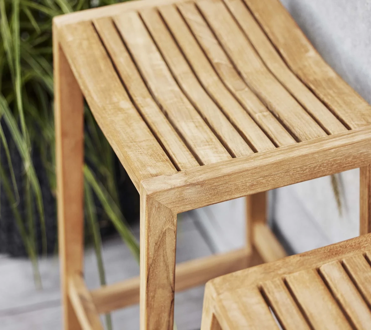 Flip bar chair