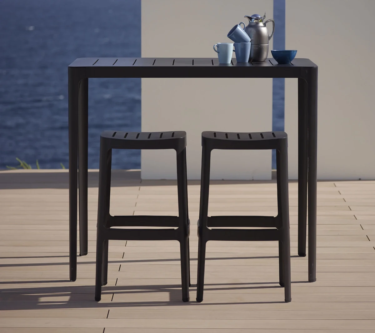 Cut bar table