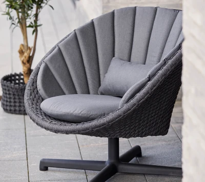 Peacock lounge chair w/swivel aluminium base